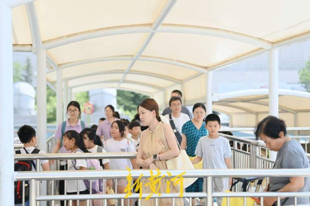 暑期过半热度不减 山东博物馆遮阳通道护航亲子观展