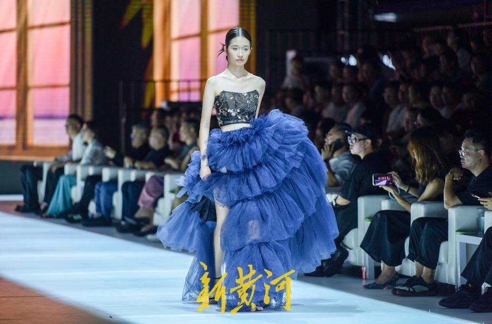 泉城霓裳,正装风华——2026济南时装周正装女装秀精彩上演