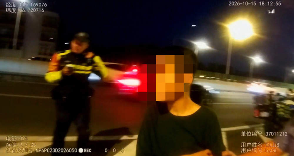 济南一男孩误入高架桥机动车道，民警接力救助