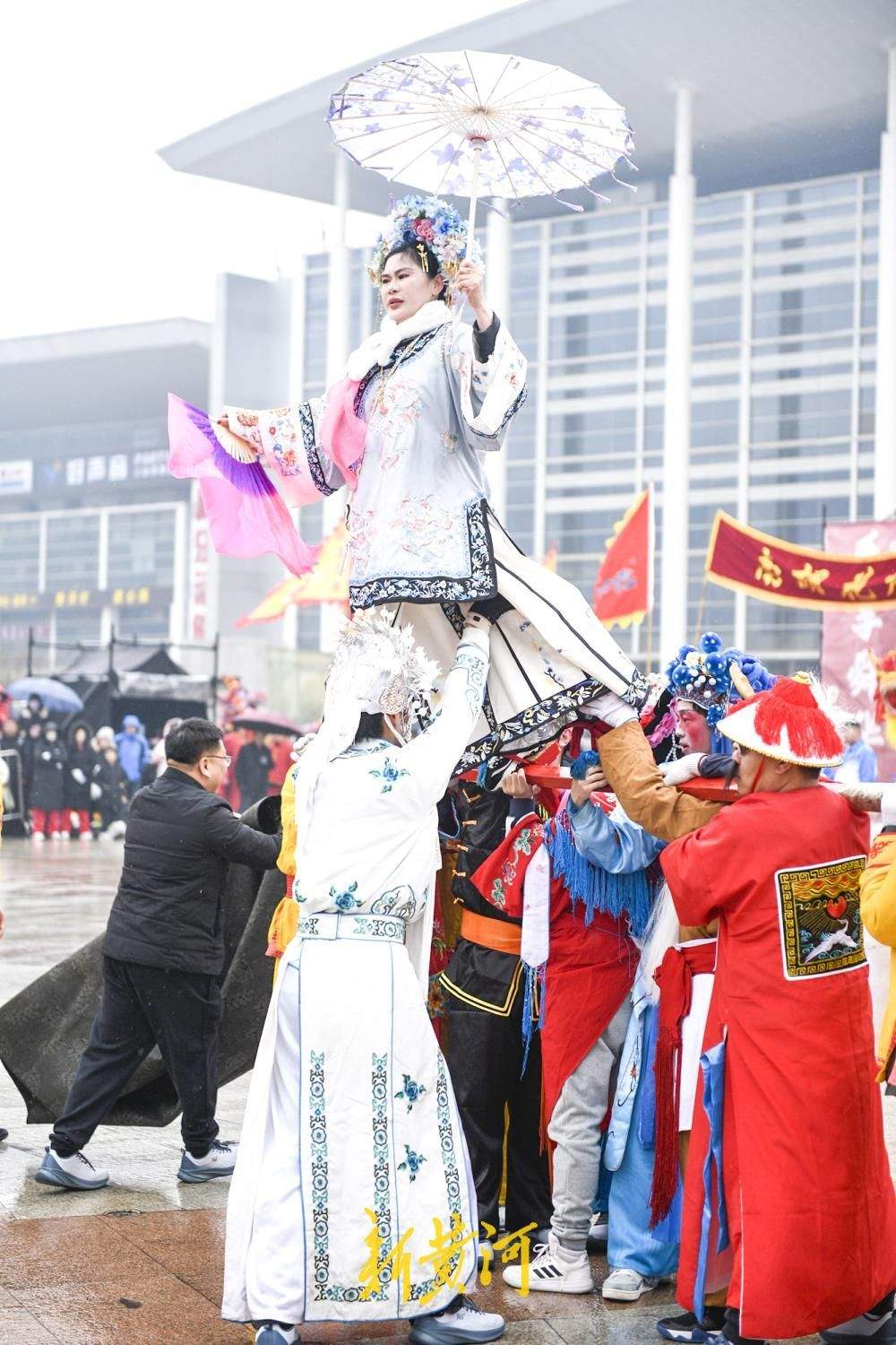 济南:高跷绝技惊四座 民俗展演“拉满”节日氛围