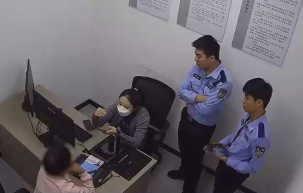 “不对劲!”快递小哥果断报警!