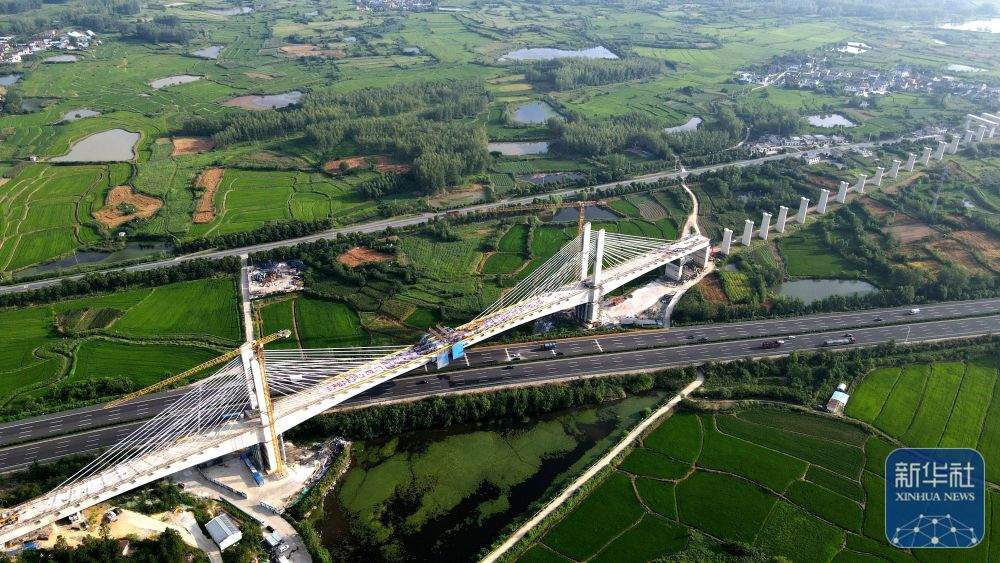 新建沪宁合高铁安徽段跨沪陕高速特大桥合龙