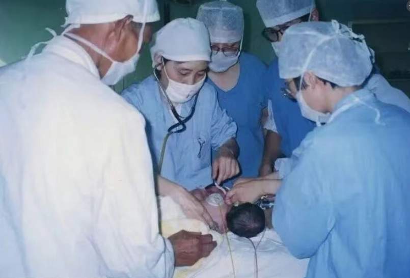 接受连体婴儿分离手术28年后,她当妈妈了!