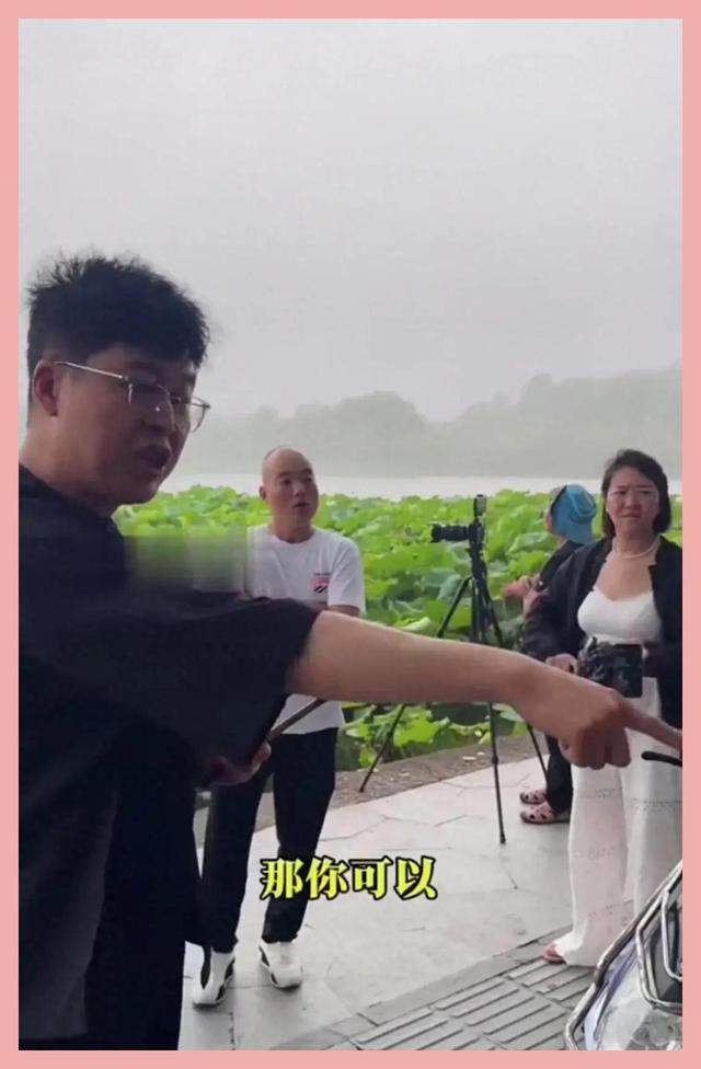 因担忧影响公共秩序,男子在西湖边人行道写生遭保安驱赶