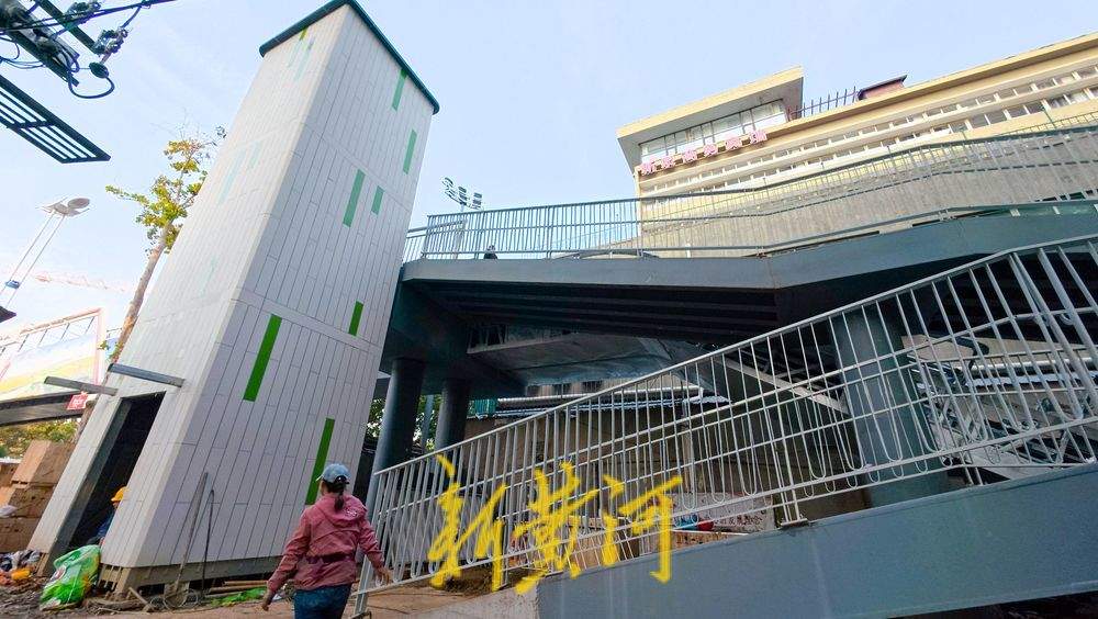 儿童医院旁过街天桥升级改造，新增无障碍电梯与缓坡步道