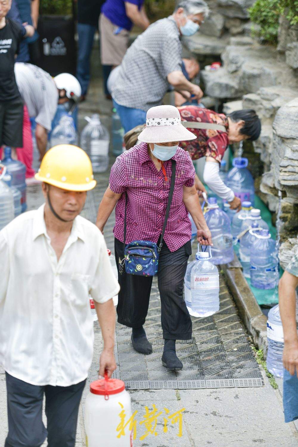 持续高温暂时“退热” 名泉取水迎来高峰  