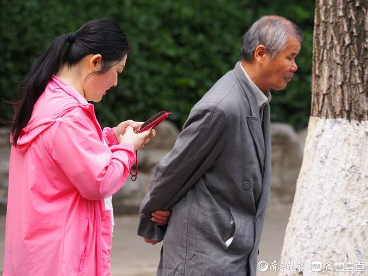 济南气温骤降，街头“冷暖”交织