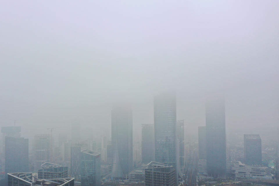 云雾低垂，济南CBD建筑群上半截被百米高的云层遮蔽