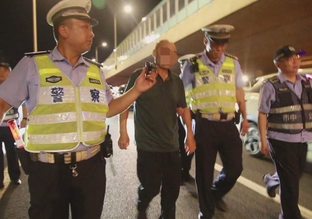 胆真大，济南一男子聚餐喝酒还长途开车？警方：罚！