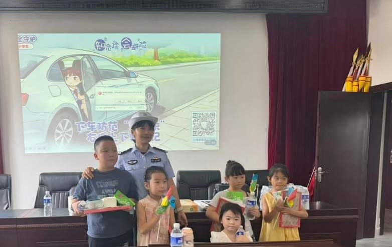 安全公益科普进乡村 四川崇州交警携手九号电动车给乡村学生送安全