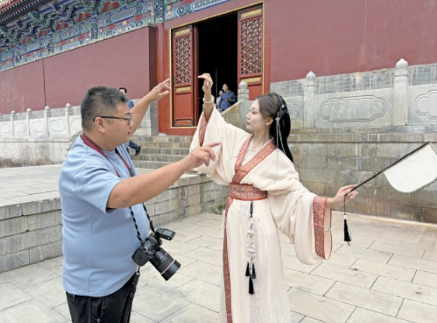 动作“妖娆”、表情拿捏……这位摄影师在大明湖畔当“月老”