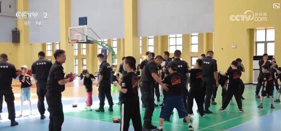 学习消防安全知识、体验军旅文化……各地中小学生尽享多彩暑假生活