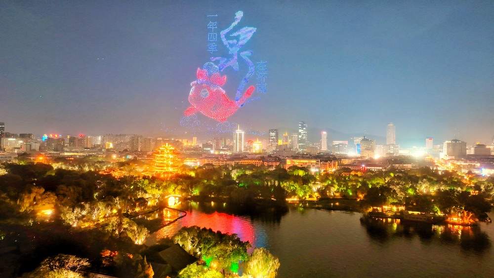 科技与文脉共舞，“泉染星穹”无人飞机秀点亮泉城夜空