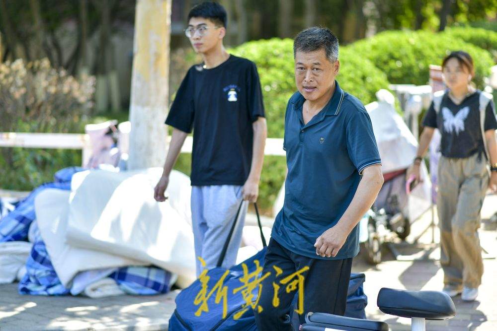 离别校园毕业“寄” 大学生轻装离校