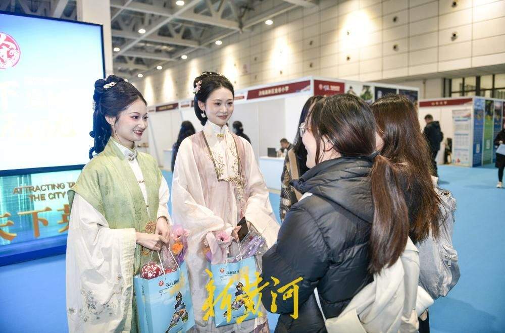 十二“花神”空降招引大会，汉服少女与求职者对诗互动