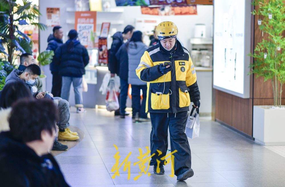 春节“不打烊” 外卖小哥坚守在送单路上