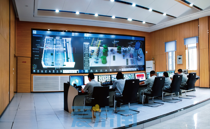 二次供水监控中心内,大屏上正实时显示每个二次泵站小区设备运行情况