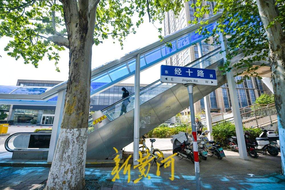 过街天桥修缮上新装 扶梯加装“保护层”