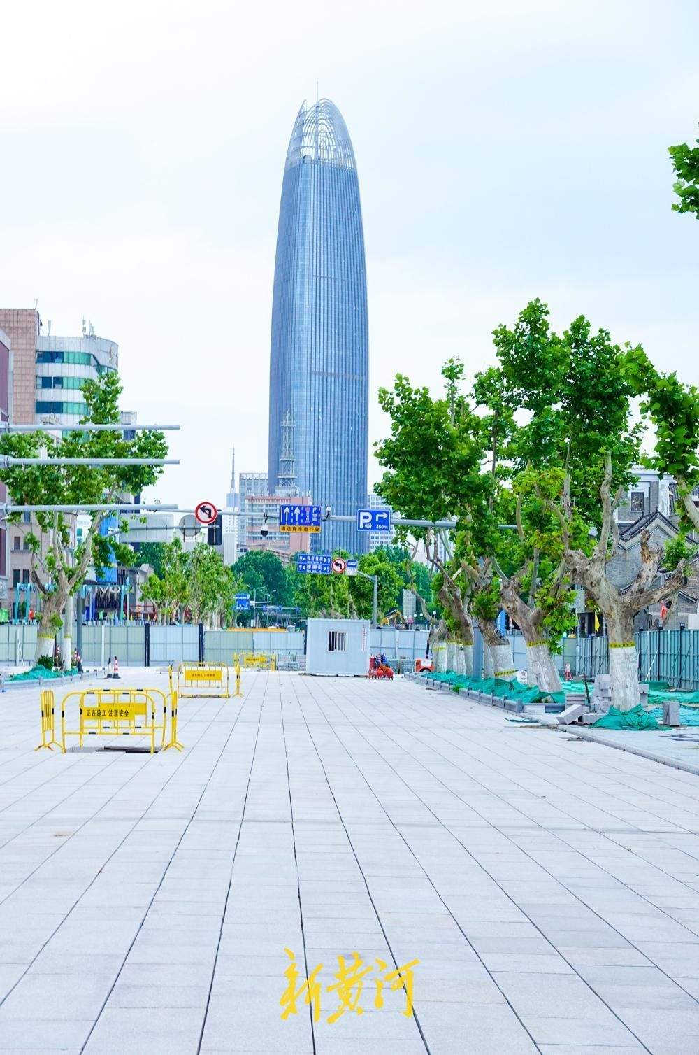 济南泉城路石板铺装初具规模，开放临时通道方便市民南北穿行