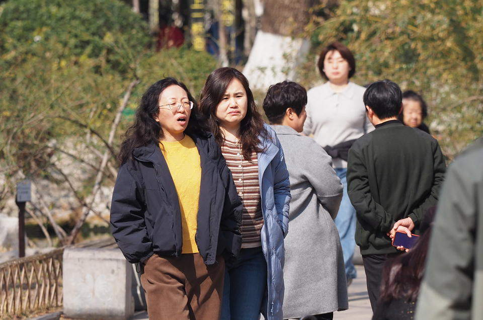 济南气温快速回升，市民游客提前秀春装