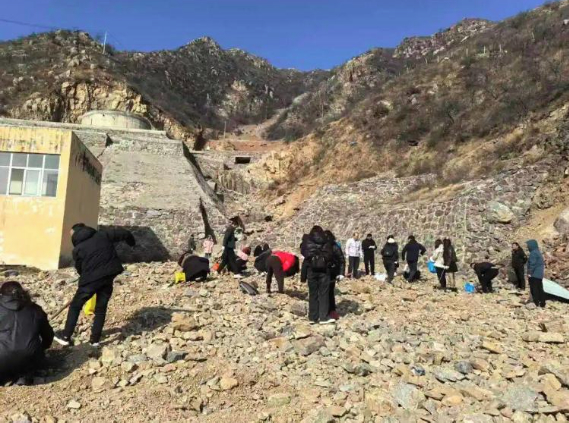 河南新密“玉石山”爆火！大批游客组团寻宝，已限流