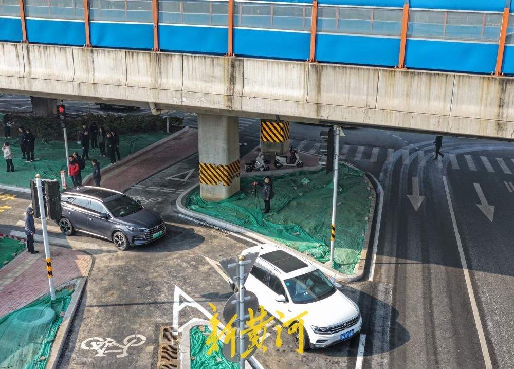 “微创手术”破解堵点，济南旅游路二环东路交叉口新增专用右转车道