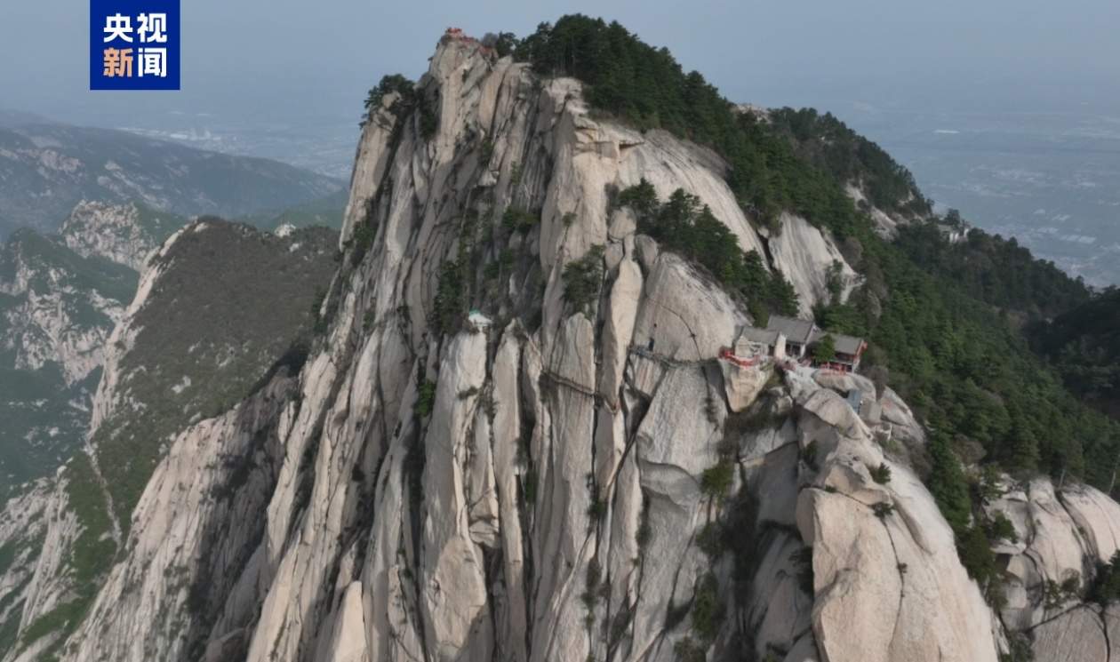 海拔2160米悬崖上作业 华山长空栈道更换钢索安全升级