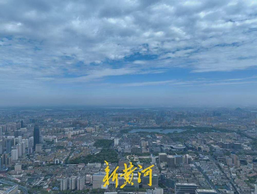 高楼耸立翠林相映，泉城云卷云舒迎绝美春日画卷