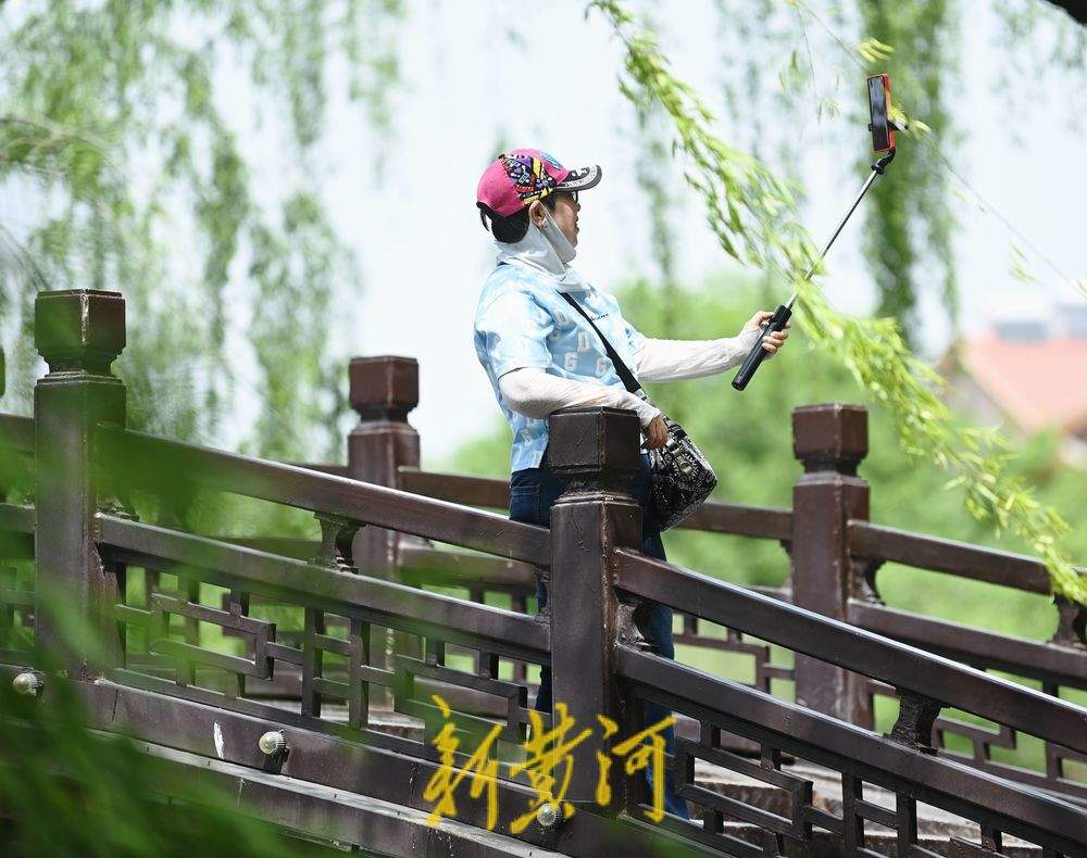 “初夏感”满满，市民护城河畔漫步享清凉