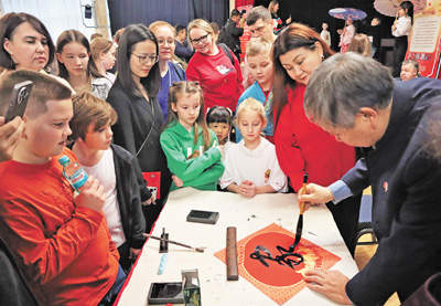 “中俄文化年”架起民心相通之桥——深化人文交流，传承中俄世代友好