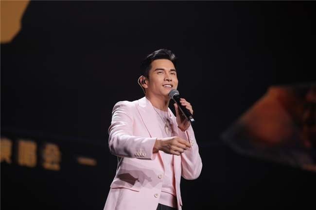 吕良伟惊喜现身姜育恒演唱会 ,两位岁月传奇声身不息