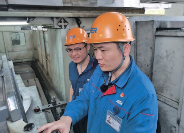 济南有位90后“机床雕刻师” 在毫厘之间雕琢中国智造