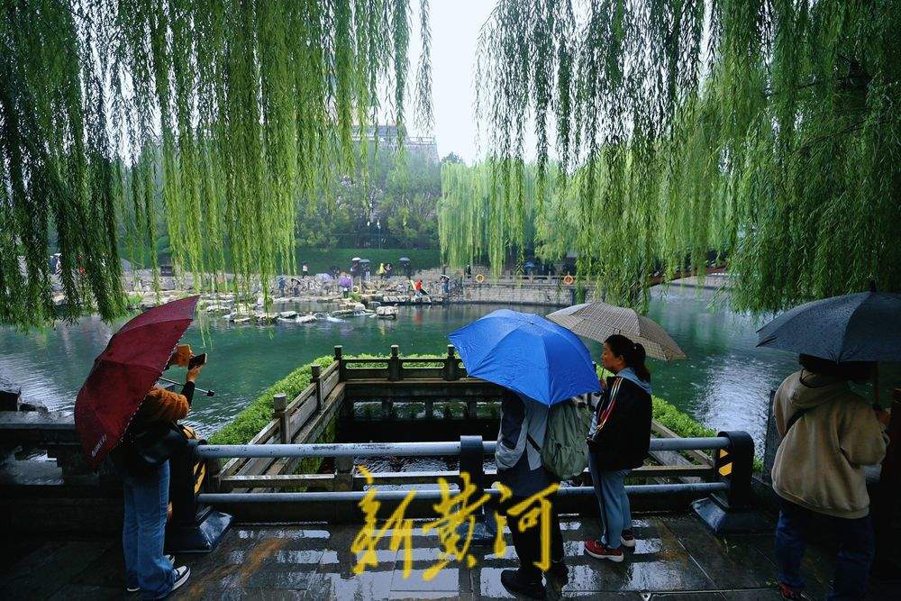 雨中赏“泉水叮咚”，玛瑙泉满溢似“珠帘”