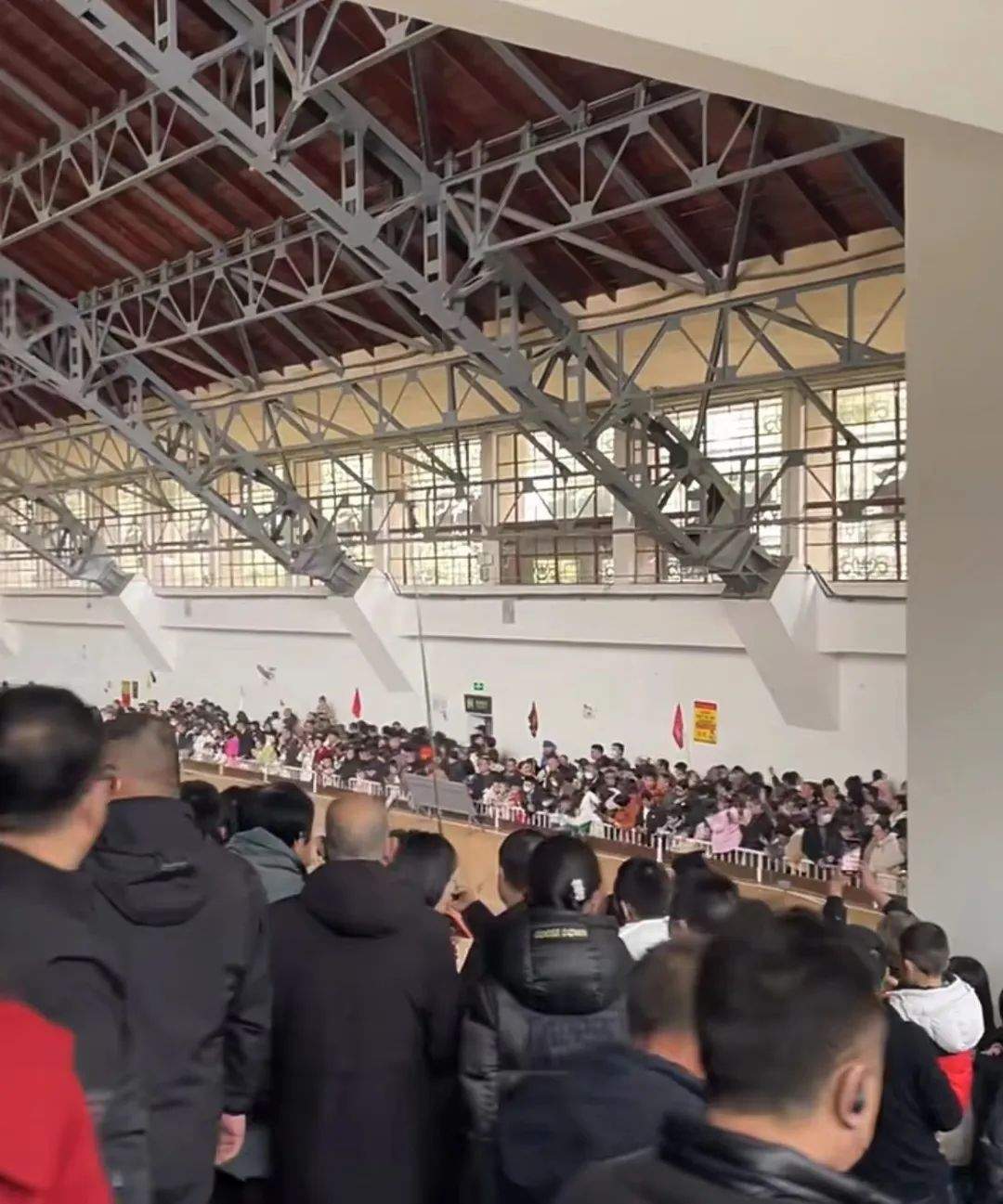 “景区挤爆图”上新！北京地铁封站，大理洱海骑行“堵车”