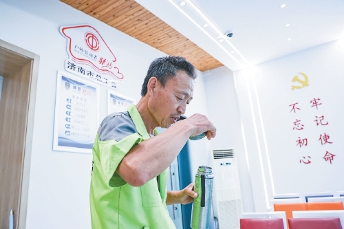直面高温“烤”验“汗”卫城市运转