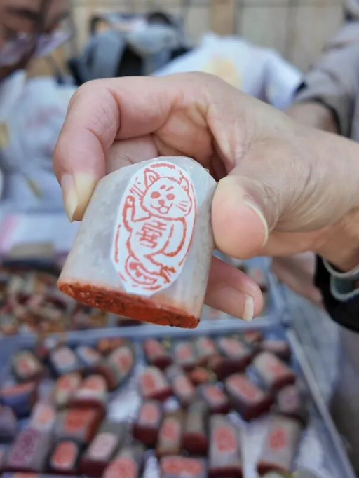 北京“刻小猫章的大爷”火了，但他有点茫然