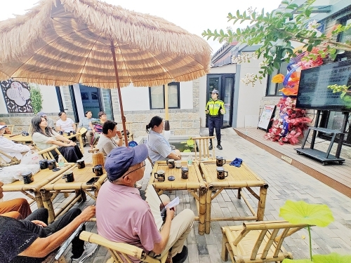 老街巷里唠安全 交通安全暖心宣讲走进曲水亭街社区