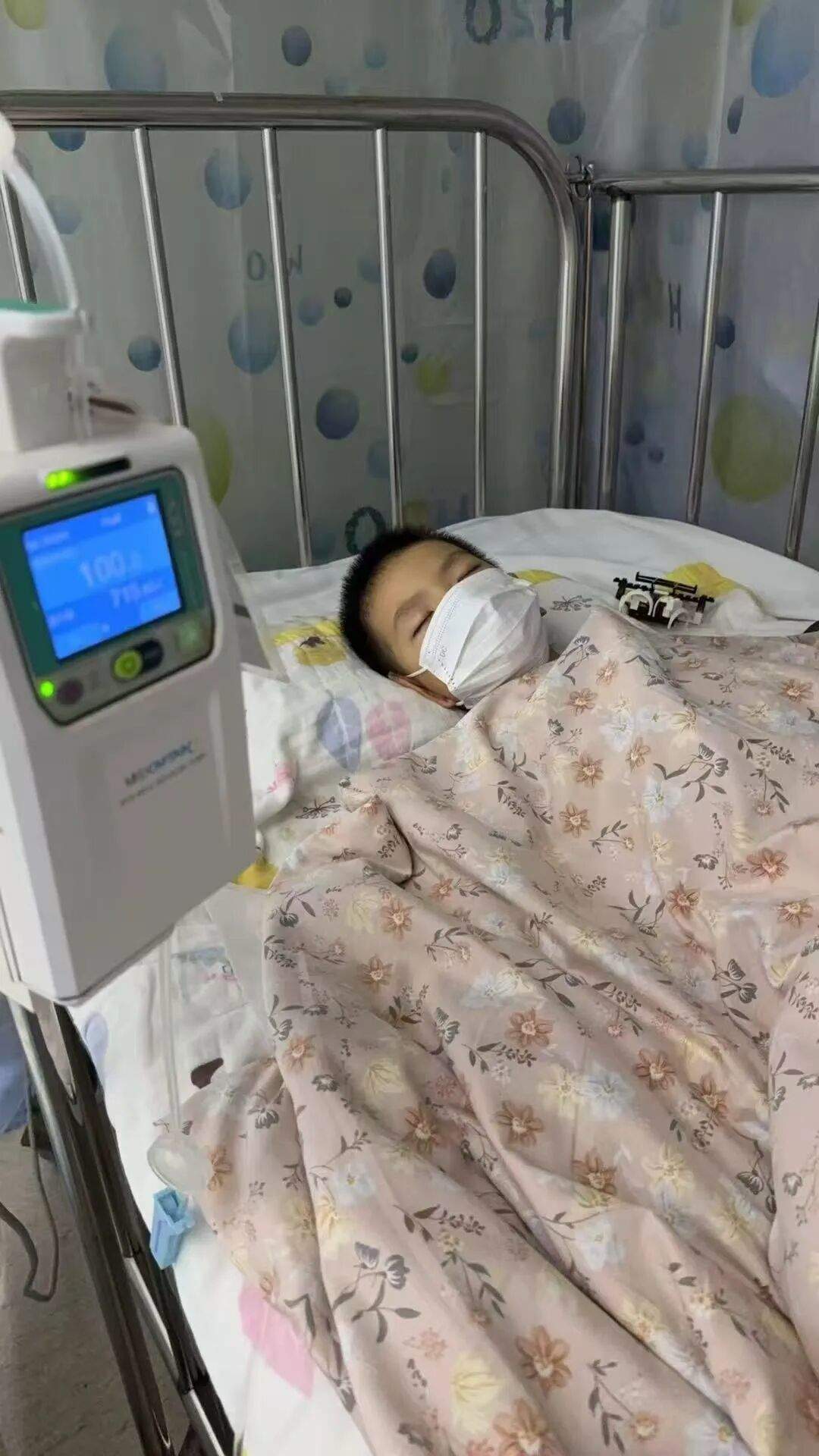 济南一烧肉店老板因儿子患病停业，退顾客会员费被很多人拒绝，还有人继续充值