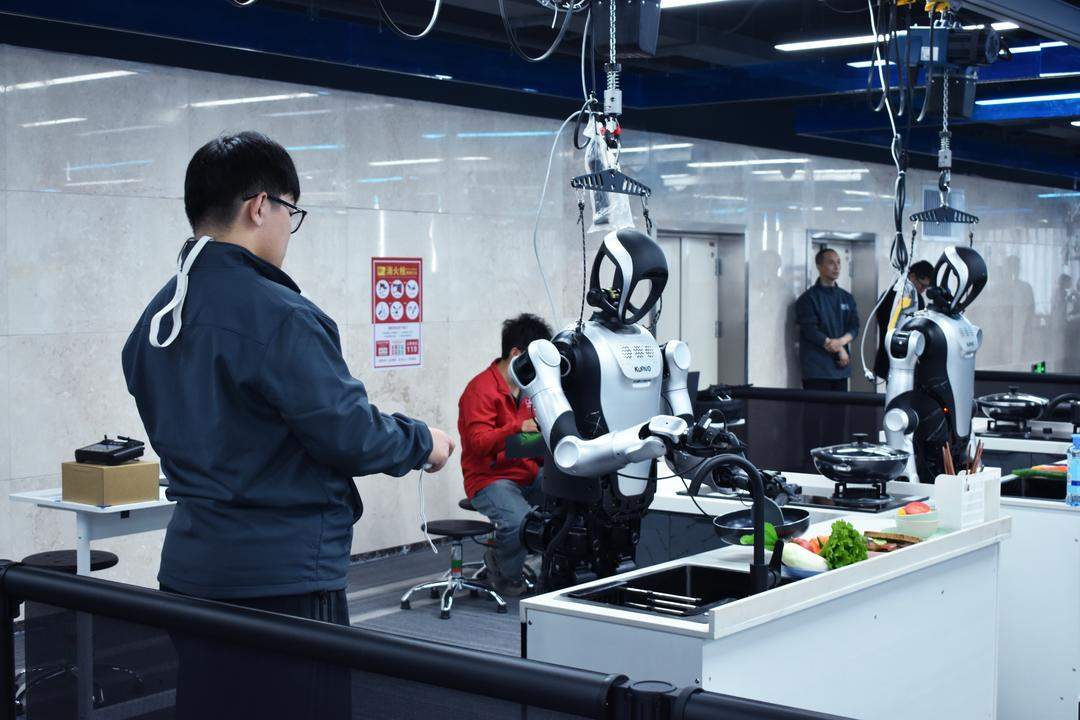 千锤百炼，方得“人形”：机器人“上学记”