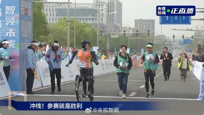 冲线！“天工”夺得全球首个人形机器人半马冠军