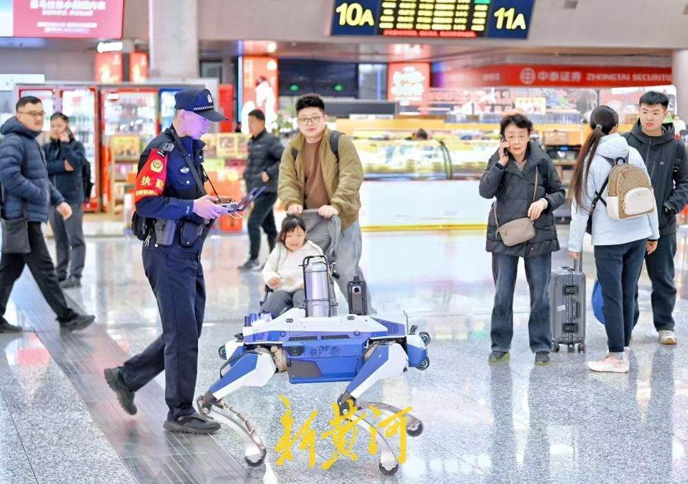 警用“机器狼”亮相济南西站，旅客可点击其机身“一键报警”