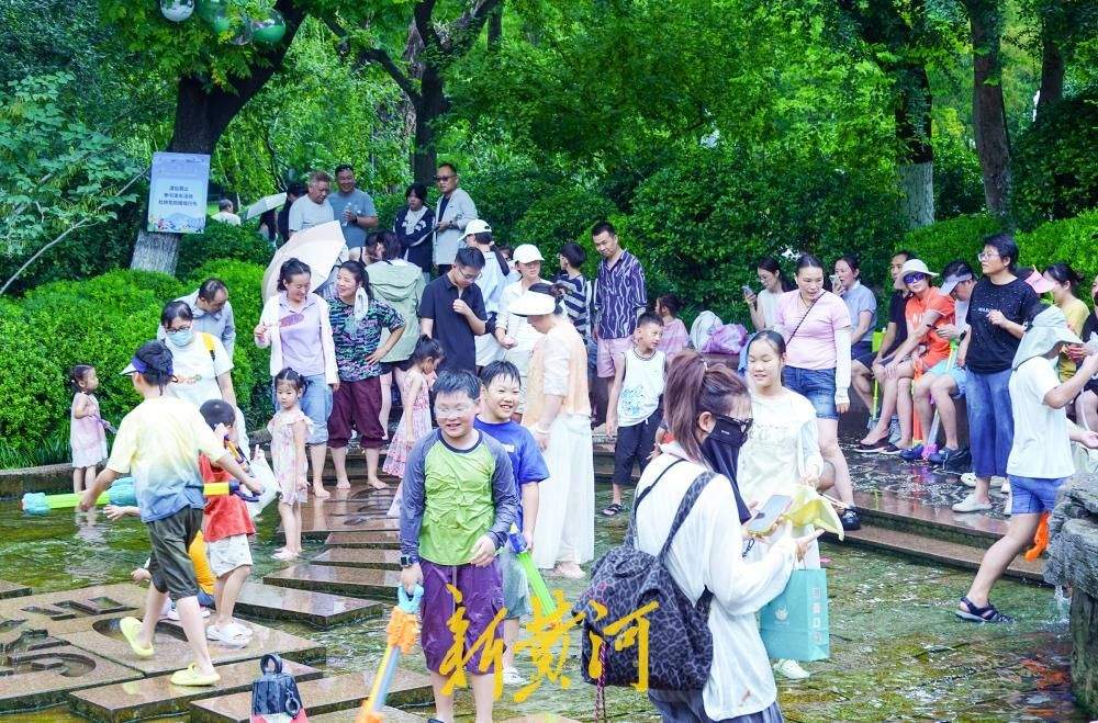 济南持续高温催热亲水游 戏水纳凉迎高峰