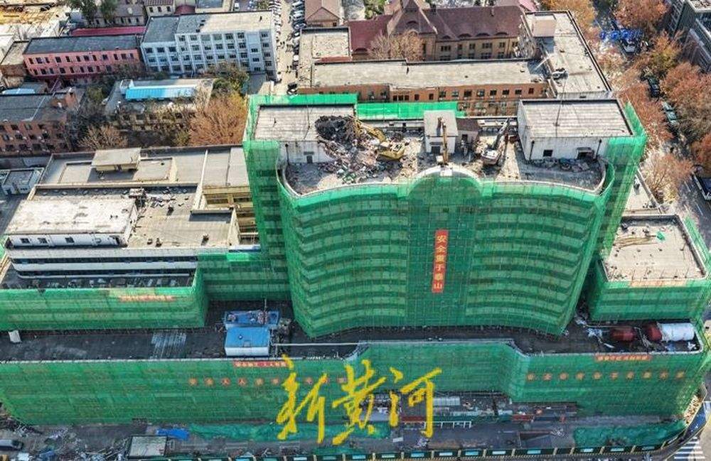 济南火车站南广场天龙大厦自上而下逐层拆除，预计明年2月底完工
