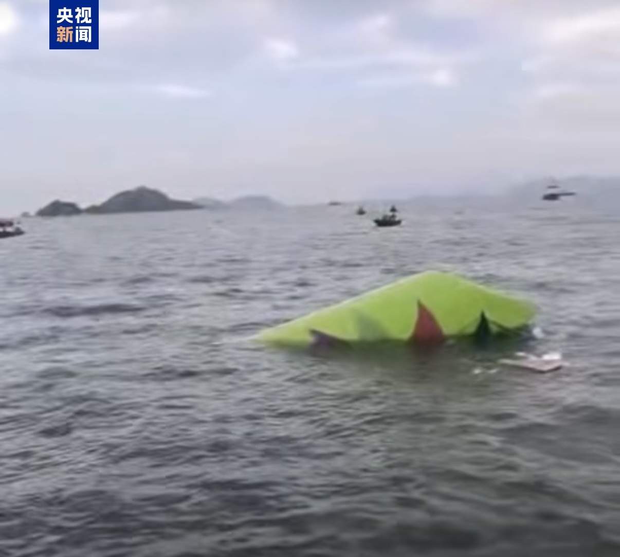 一货机在香港机场降落时冲出跑道 地勤车被撞致两人死亡