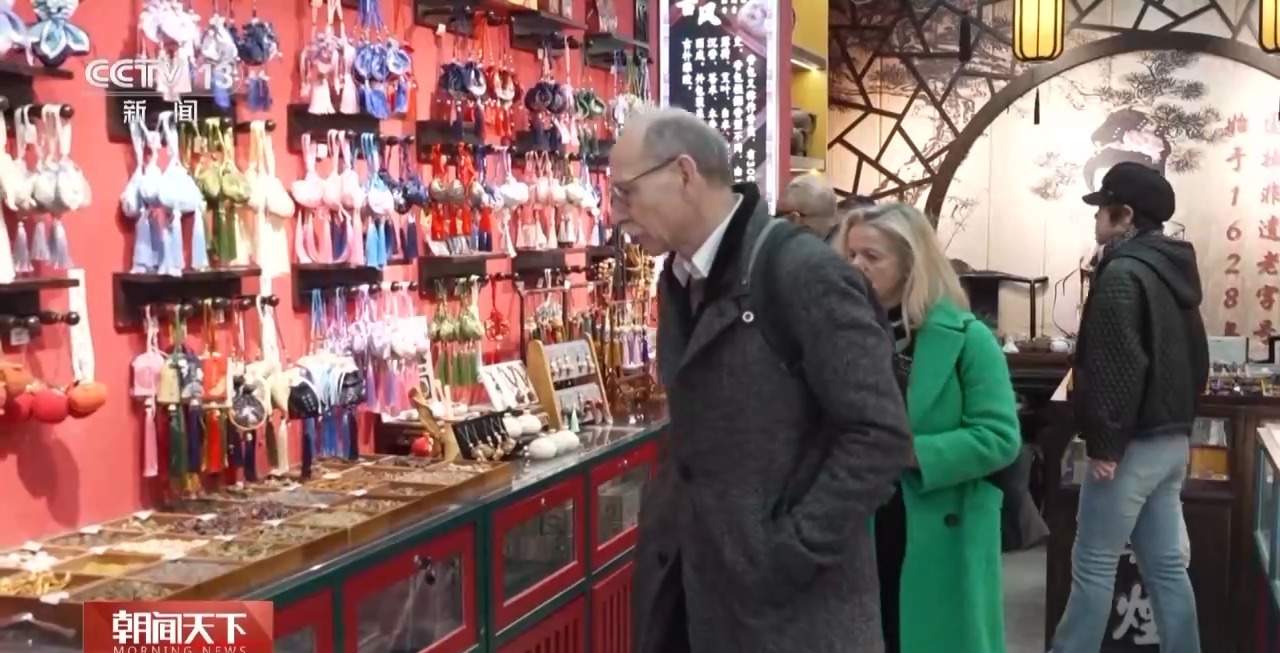 永远看不够！电影魅力引热潮 外国友人来华体验中国文化