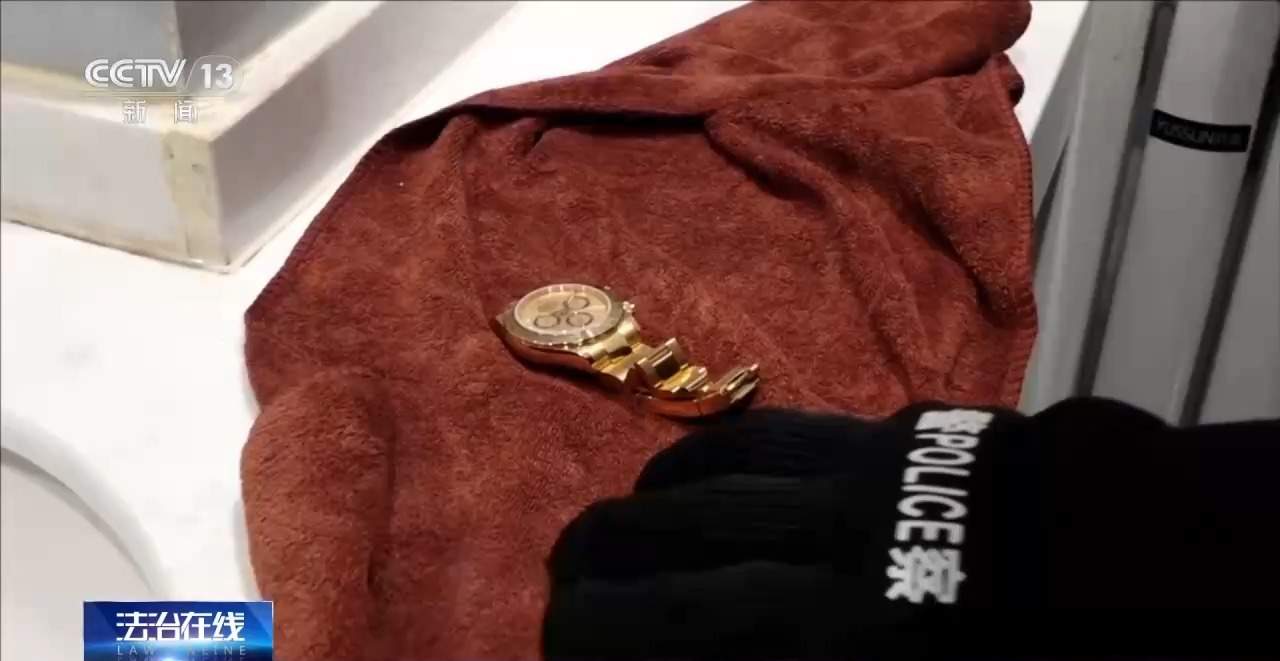 网友见面试戴名表 40万金表秒变“高仿货”
