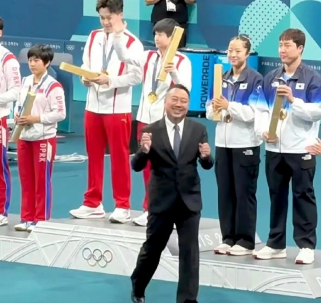 捧脸杀！刘国梁为莎头颁奖 拍拍脸颊太太太有爱啦！