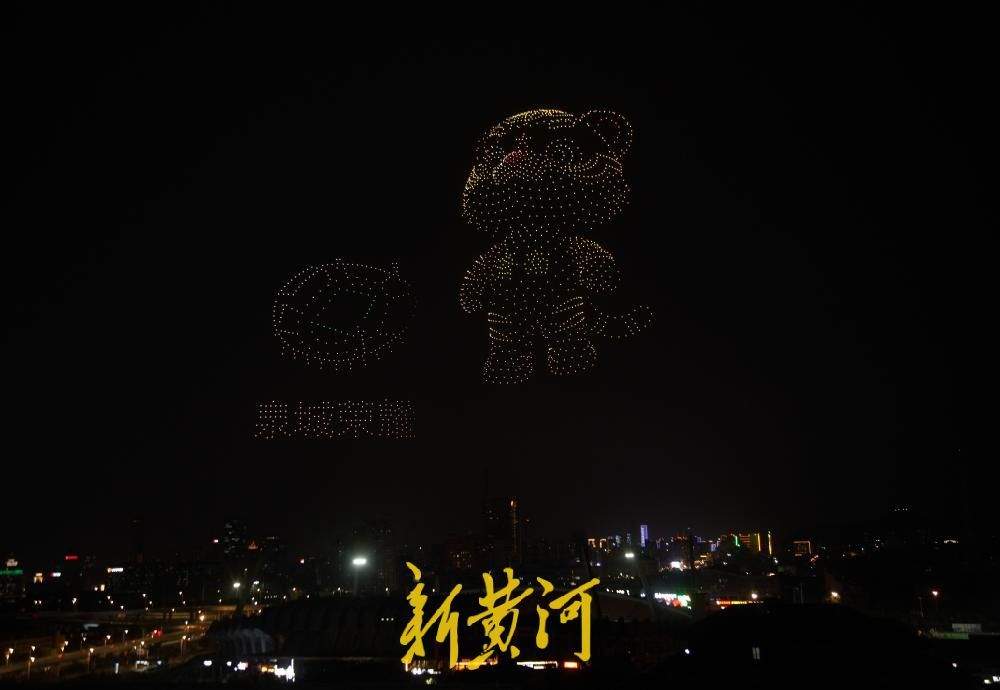 千架无人飞机照亮泉城夜空，为即将打响的齐鲁超赛济南赛区首战助威