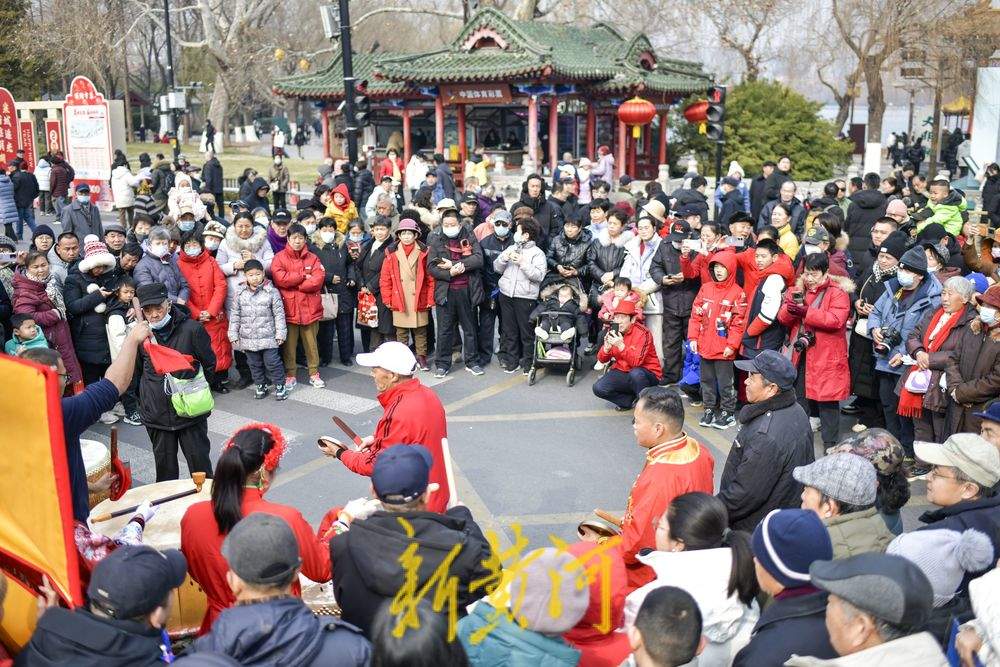 “泉”在济南过大年｜明湖市集成春节旅游新热点，周边居民敲锣打鼓献艺助兴