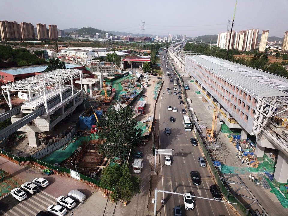 济南轨道交通8号线山东职业学院站站房建成，与云巴“无缝衔接”